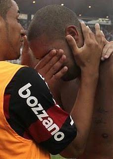 BRASILE, NIENTE MONDIALI ADRIANO IN LACRIME. CONTATTATO LO PSICOLOGO - BRAZIL, NO WORLD CUP ADRIANO CRIES. CONTACTED PSYCHOLOGIST