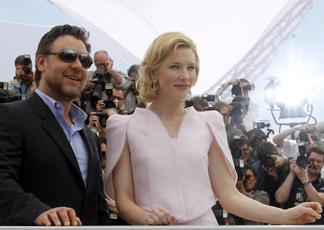 Robin Hood, Cannes parte con la freccia spuntata. Gli attori Russel Crowe e Cate Blanchett (Afp)