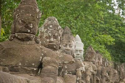 Lettere dalla Kampuchea 11: Il mistero delle pietre nere.