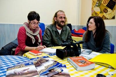 Reporter spagnolo umilia un senzatetto... Mandiamolo a scuola dai colleghi senzadimora di Telestrada