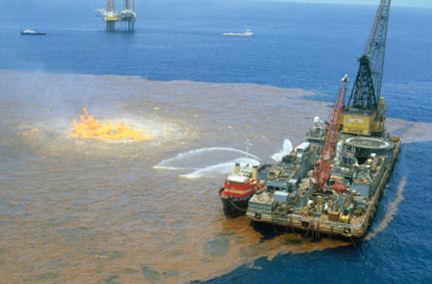 Marea nera nel Golfo del Messico: BP sta usando solventi vietati in Gran Bretagna?