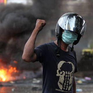 Un manifestante a Bangkok, (ansa)