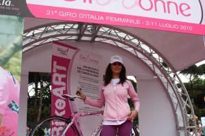 Ciclismo – Giro donne 2010, Maria Grazia Cucinotta e Rosanna Banfi autografano la bici per “Race for the Cure”