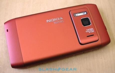 Nokia N8: tante nuove immagini “vestito di rosso”