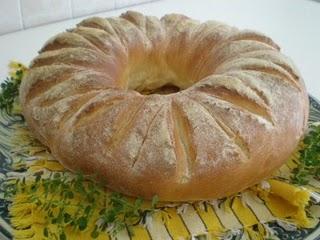 Ciambella di pane bianco con olive e timo