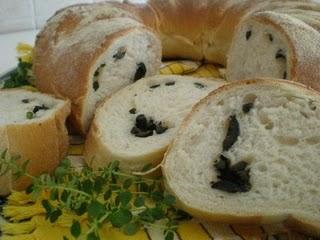 Ciambella di pane bianco con olive e timo