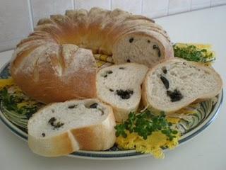 Ciambella di pane bianco con olive e timo