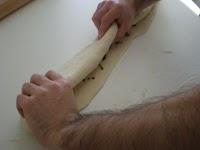 Ciambella di pane bianco con olive e timo