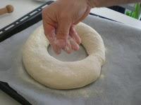 Ciambella di pane bianco con olive e timo