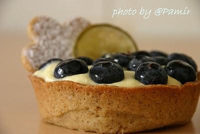 Tarte crema chantilly, mirtilli, cioccolato bianco e lime. Con frolla a sorpresa.