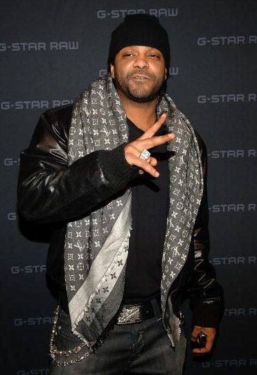 Jim Jones con un foulard/sciarpa Louis Vuitton