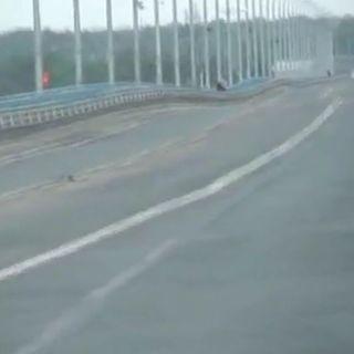 Russia: ecco il video del ponte che oscilla