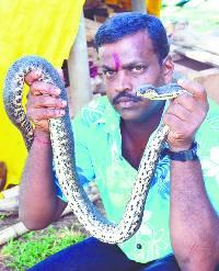 Manoj Kumar l'uomo serpente