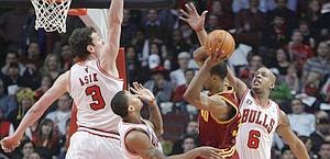 Vita dura per Powe (Cavs) contro tre giocatori dei Bulls. Ap