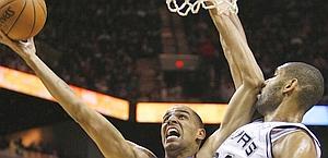 Tim Duncan (Spurs) non teme neanche i gomiti di Sefolosha. Ap