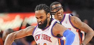 Tutta la grinta di Ronny Turiaf e Amar'e Stoudemire. Ap