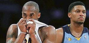 Kobe Bryant in difficoltà accanto a Rudy Gay. Reuters