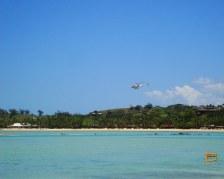 Un Elicottero vola davanti a Musket Cove Resort visto da Plantation Island Resort