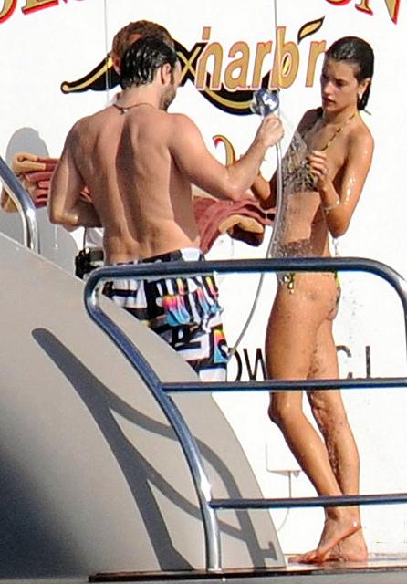 alessandra-ambrosio-boat-st-barts-08