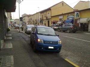 Il posto c’è, ma è meglio in doppia fila. E corso Acqui s’intasa