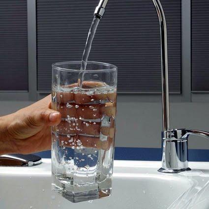 Perché è meglio bere l'acqua di rubinetto?