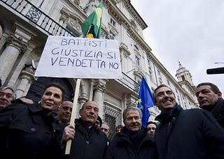 La contradanza anti-Battisti di Piazza Navona. I brasiliani ridono ancora