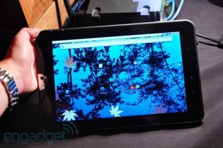 [CES 2011] Il tablet dual-core di Toshiba in funzione (video)