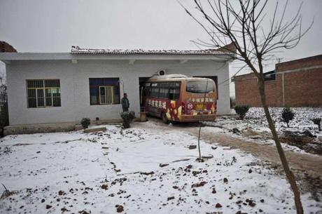 Il bus si parcheggia dentro casa