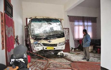 Il bus si parcheggia dentro casa