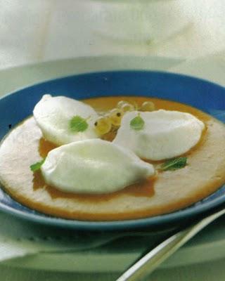 Uova di neve in salsa di albicocche.
