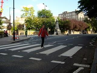 Abbey Road Studios e le strisce pedonali più famose della storia della musica!E intanto LIVE WEBCAM in tempo reale!