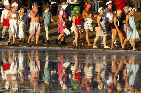 Berlino, bagno in costume nel lago ghiacciato