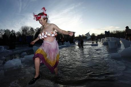Berlino, bagno in costume nel lago ghiacciato