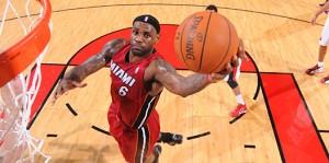 lebron-heat-schiaccia