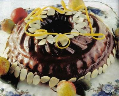 Ciambella al cioccolato con le mandorle.