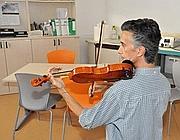 Il violinista in questa foto mantiene una postura corretta, con un buon allineamento del capo, del tronco e delle spalle. Uso adeguato della mentoniera e della spalliera (foto di Omar Serra)