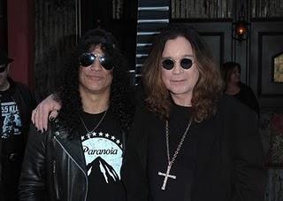 Slash - Con Ozzy firmano la Gibson Les Paul gigante dedicata al Madman per il Guitar Town (video)