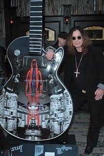Slash - Con Ozzy firmano la Gibson Les Paul gigante dedicata al Madman per il Guitar Town (video)