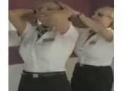 Hostess della British Airways fanno striptease doccia (Video)
