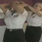 Hostess della British Airways fanno lo striptease in doccia (Video)