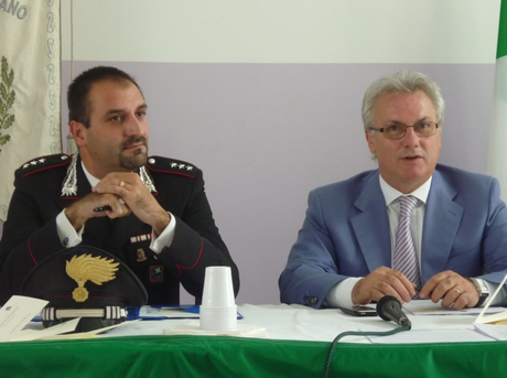 Il sindaco Alfredo Celeste, sulla destra, alla presentazione di un evento a Sedriano con il capitano Pettinelli (naviglioparlante.blogspot.com)