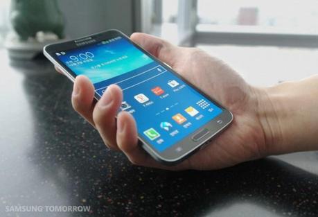 SamsungGalaxyRoundInHand