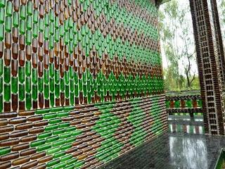 In thailandia è stato realizzato un tempio con bottiglie di birra riciclate