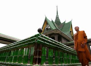 In thailandia è stato realizzato un tempio con bottiglie di birra riciclate