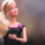 La Barbie fa le foto: la prova a Times Square (video)