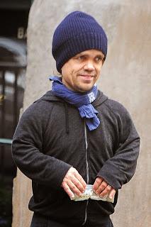 Questo è Peter Dinklage , famoso attore americano.Vi rico...