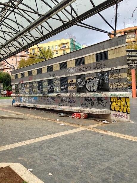 Stazioni da incubo: Cipro. Sembrano una serie di fotomontaggio, purtroppo non lo sono