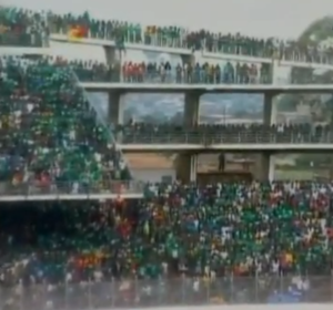 Lo stadio gremito in ogni ordine di posto