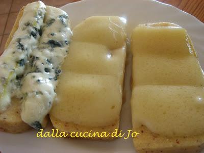 Crostoni di polenta e formaggio