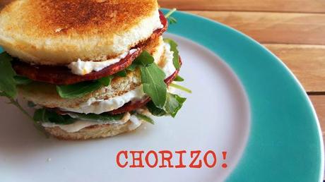 Sandwich gustoso e felice con il chorizo della Jamoteca